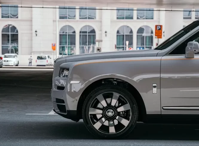 Rolls-Royce_Cullinan_2